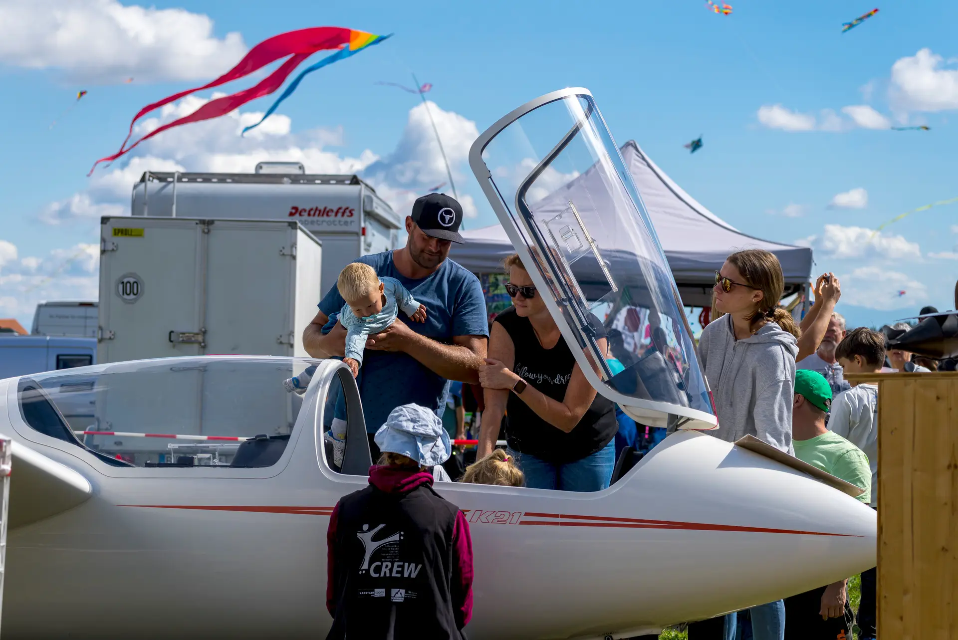 Besucher schauen beim Schnupperflugtag ins Cockpit eines Doppelsitzers